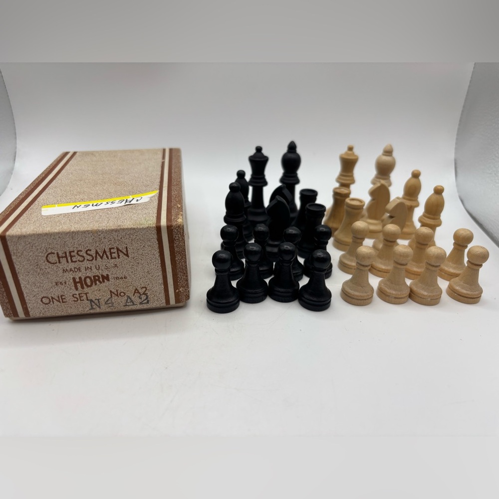 Vintage Horn Chessmen No. A2 Complete Original Box Chess Pieces